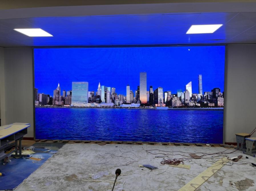 黃岡市東門小學室內(nèi)全彩P2.5安裝調(diào)試完畢   尺寸：5.44*2.72 像素點：2176*1088